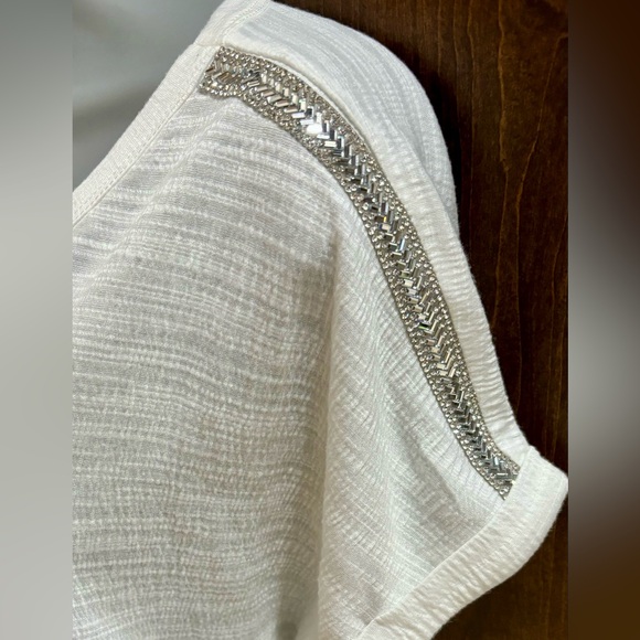 Cool soft white top with pretty silver beading at shoulders. Sz. XL - Picture 3 of 7